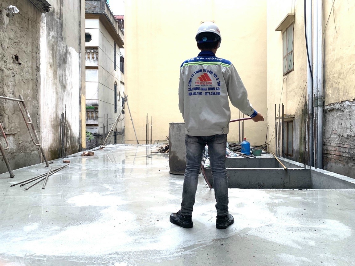 Kiến Trúc & Xây dựng Trường Sinh triển khai đổ bê tông mái tầng 1 nhà chú Minh tại Đống Đa Hà Nội 